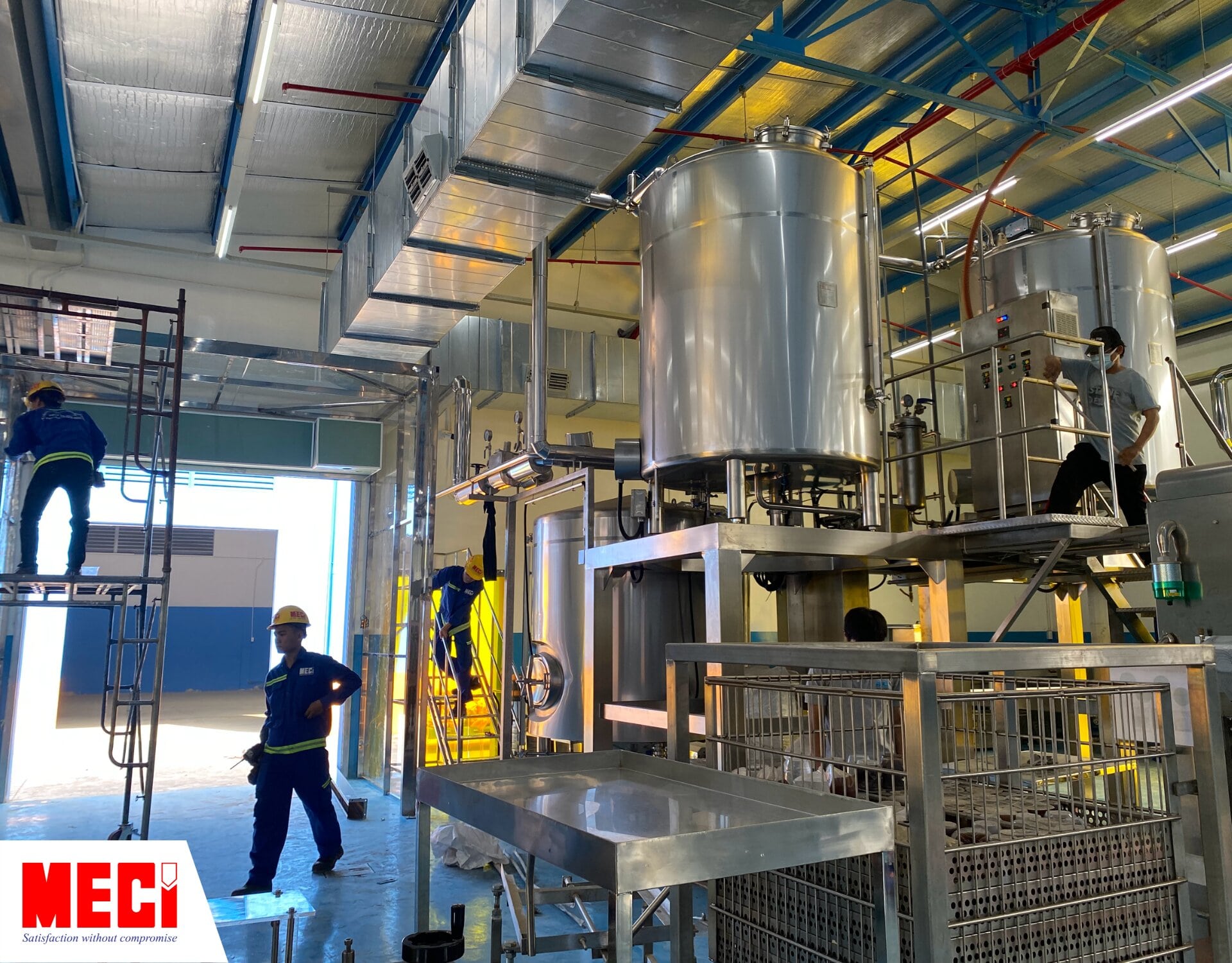 Nhân viên MECI đang tiến hành lắp đặt vách ngăn, rèm nhựa PVC và cửa cuốn nhanh cho NutriNest