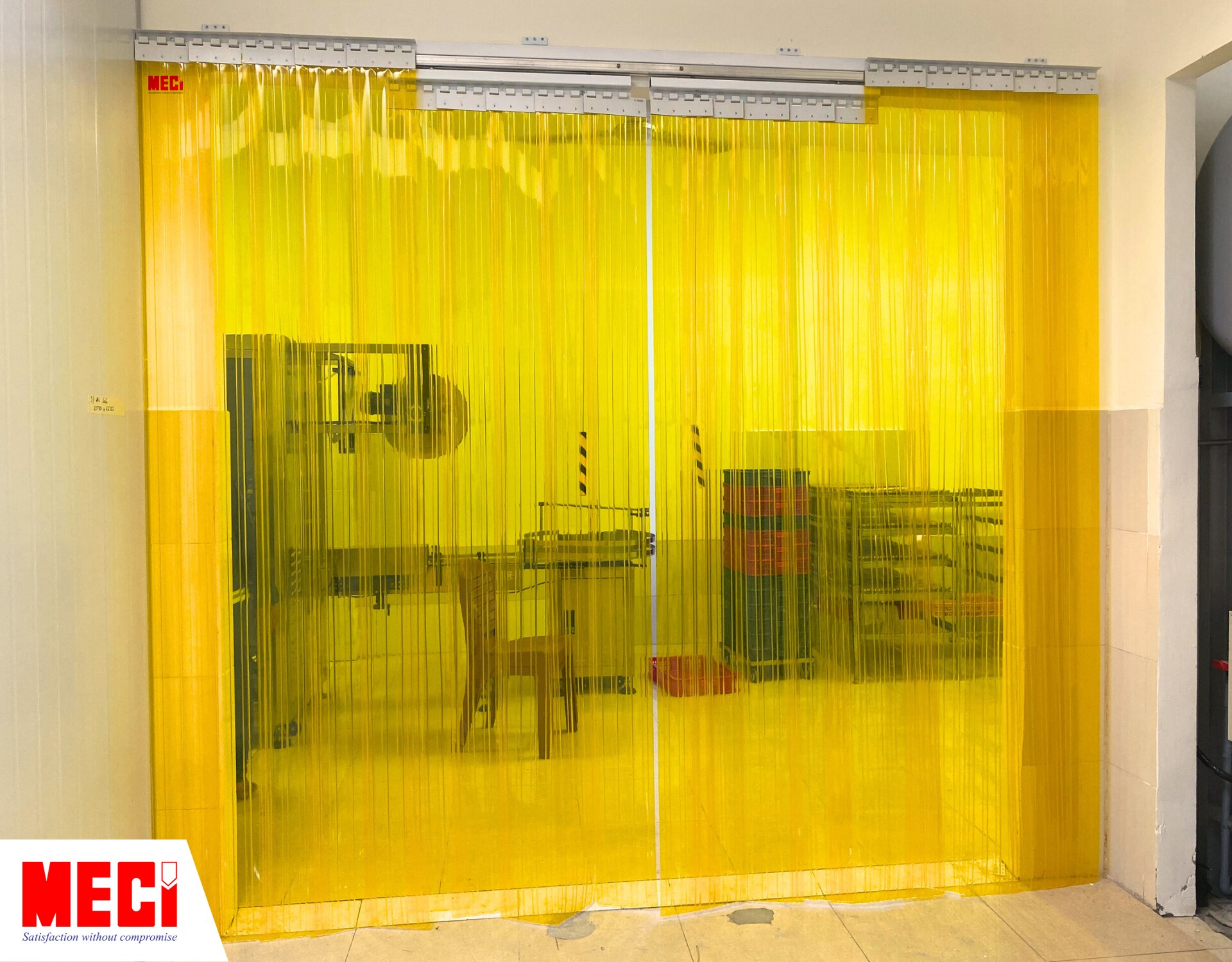 rèm nhựa PVC màu vàng