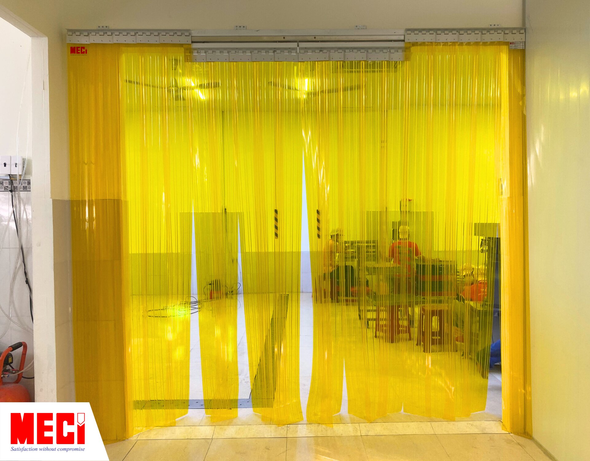 rèm nhựa PVC màu vàng lắp đặt tại nhà máy