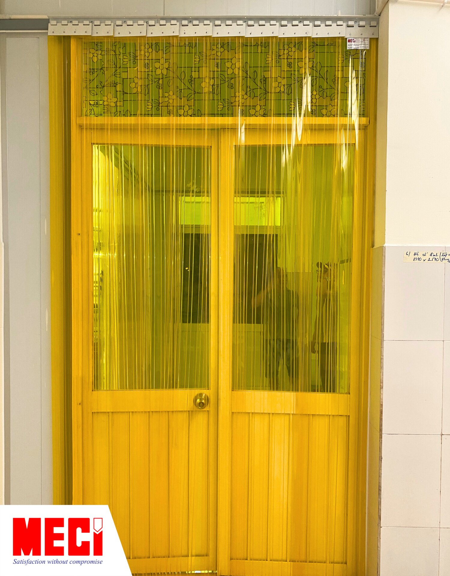 rèm nhựa PVC màu vàng hệ cố định