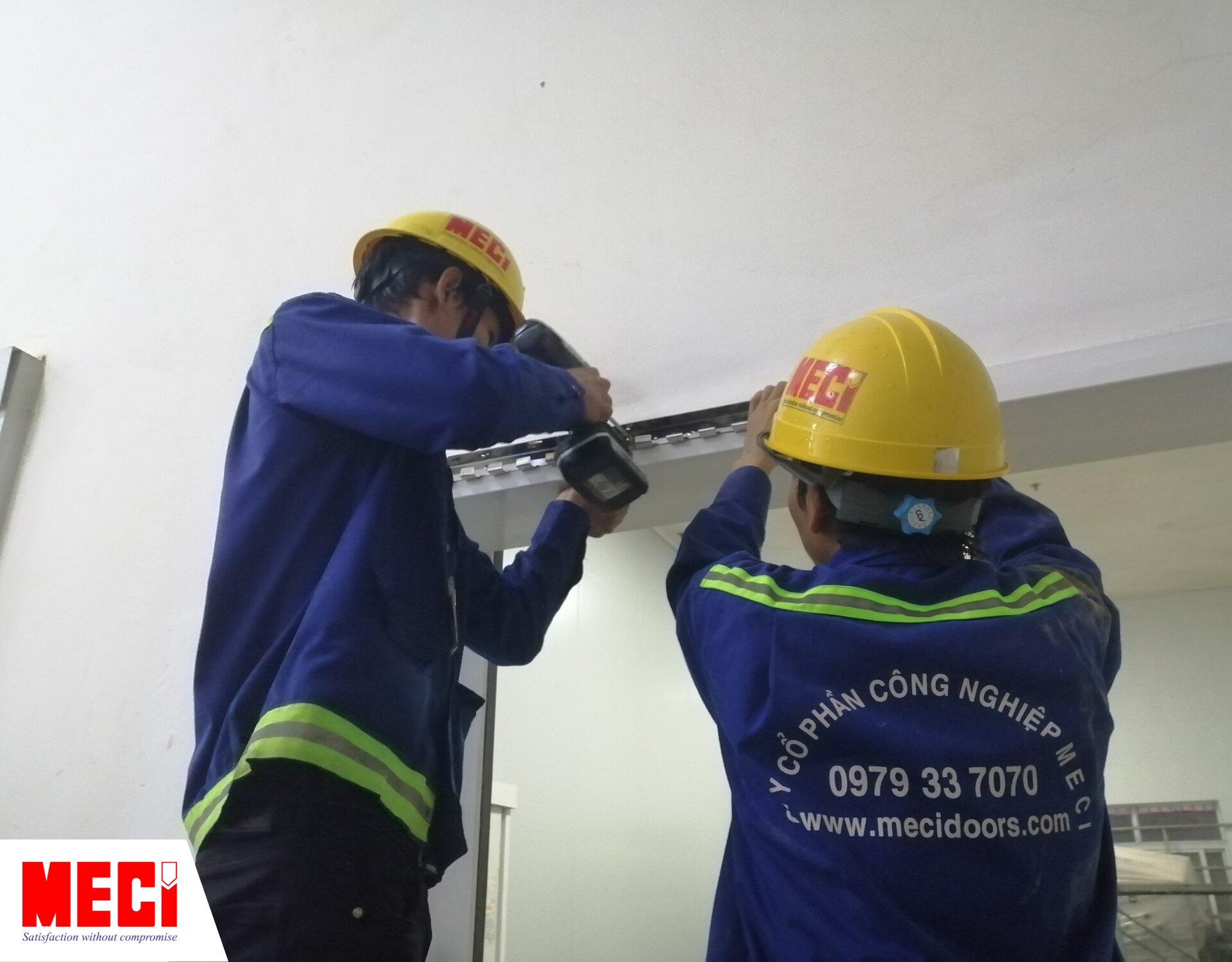 nhân viên MECI đang lắp đặt rèm nhựa PVC
