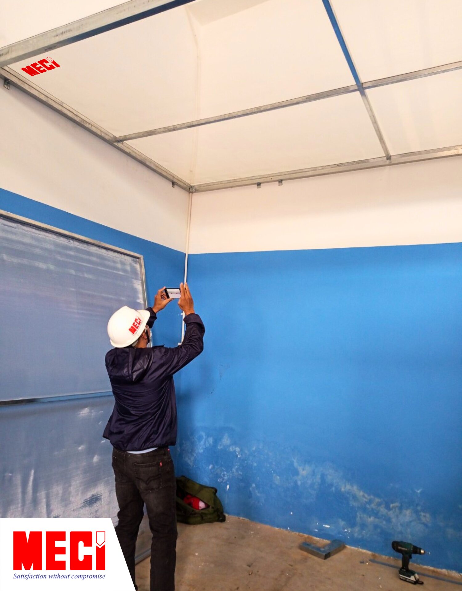 nhân viên MECI đang quan sát và kiểm tra vách lưới