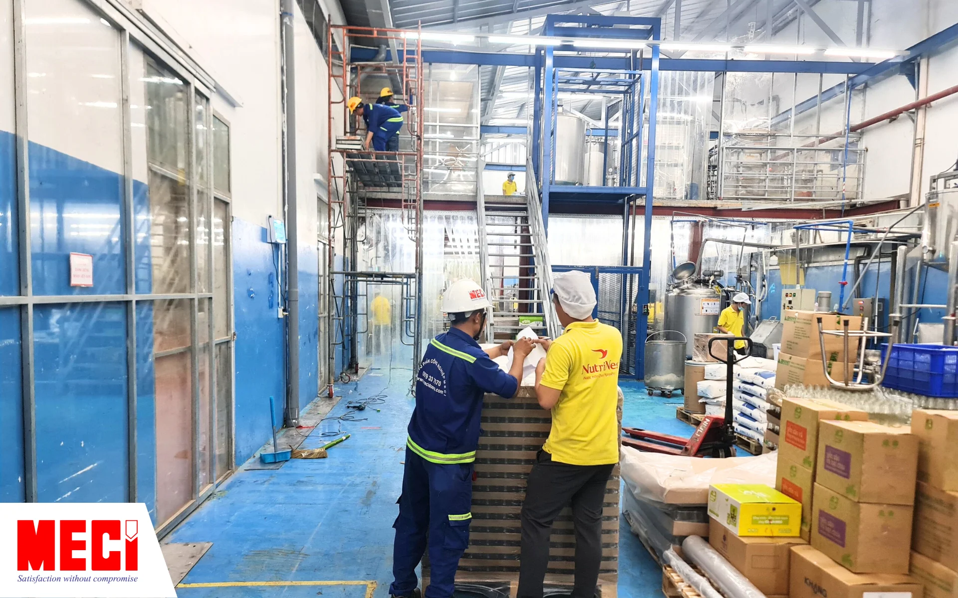 nhân viên MECI và nhân viên NutriNest đang đứng trao đổi với nhau