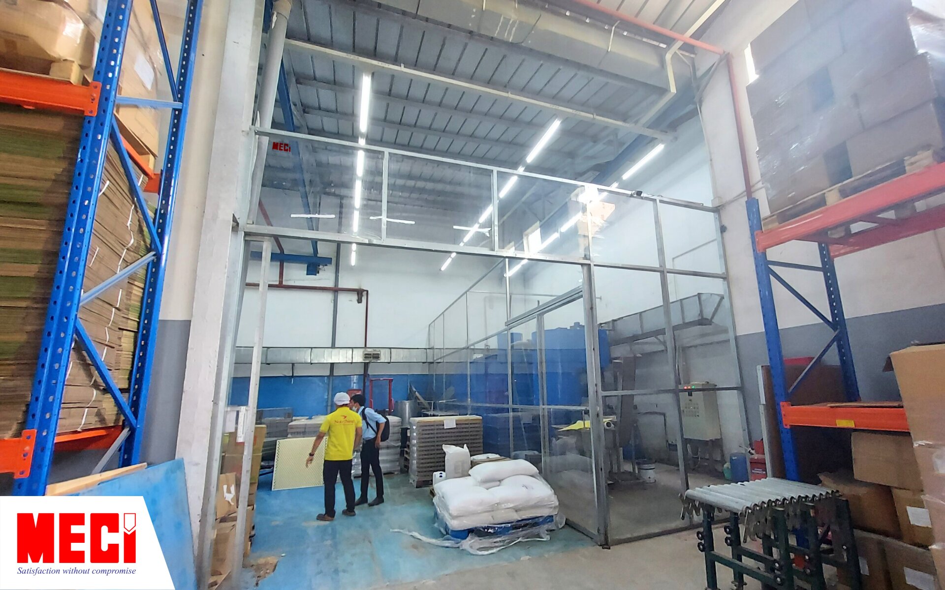 Bên trong nhà máy sản xuất có vách ngăn nhựa