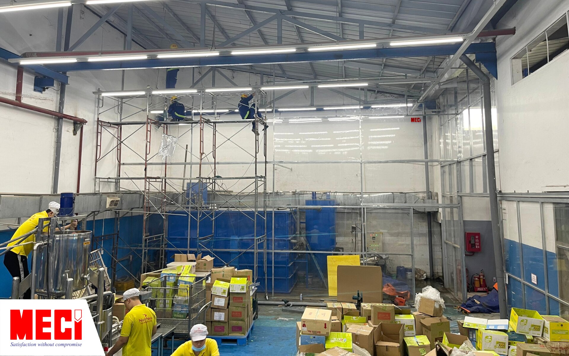 nhân viên MECI đang gia cố thêm vách ngăn nhựa cho Nutrinest
