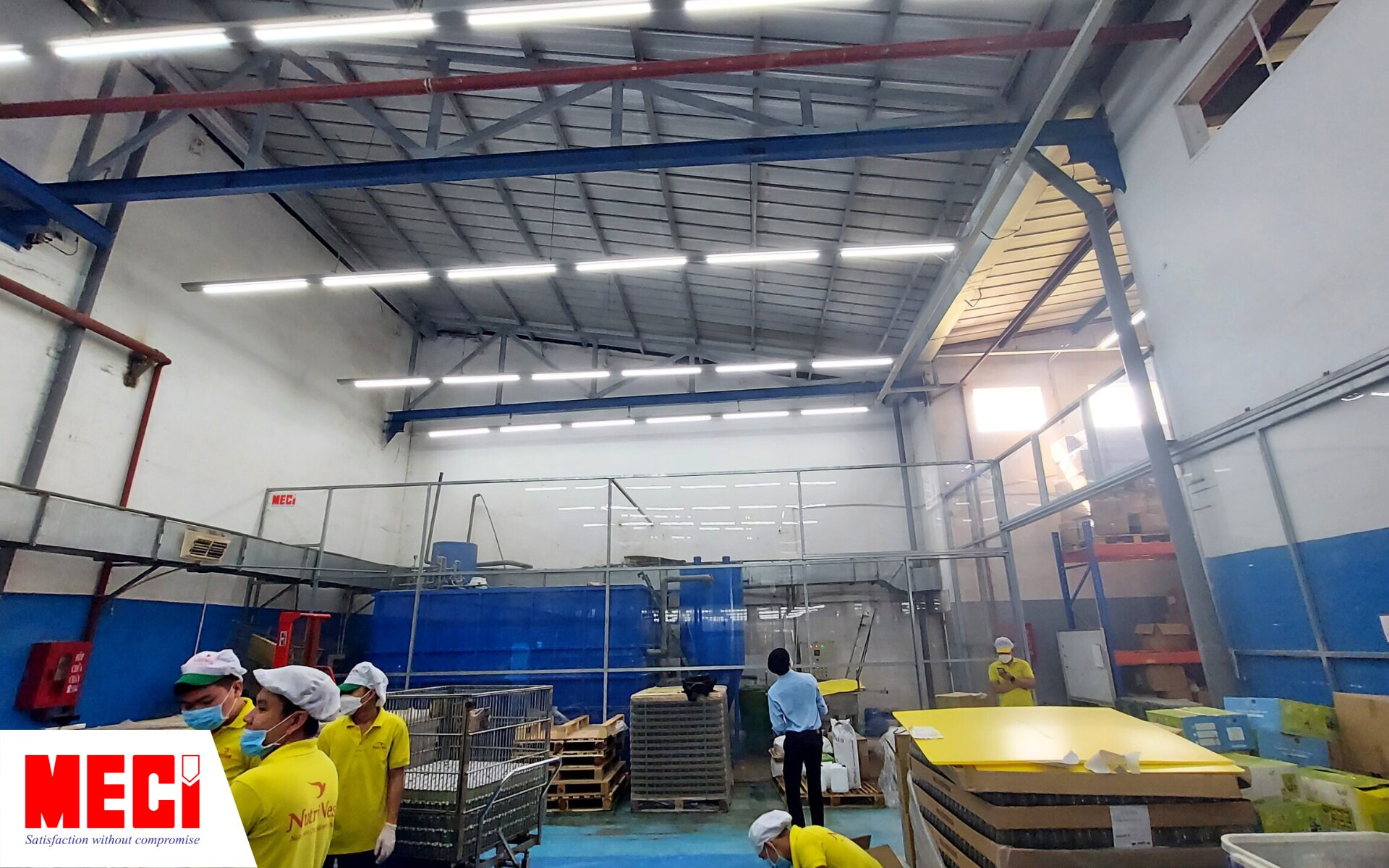 Bên trong nhà máy sản xuất có vách ngăn nhựa