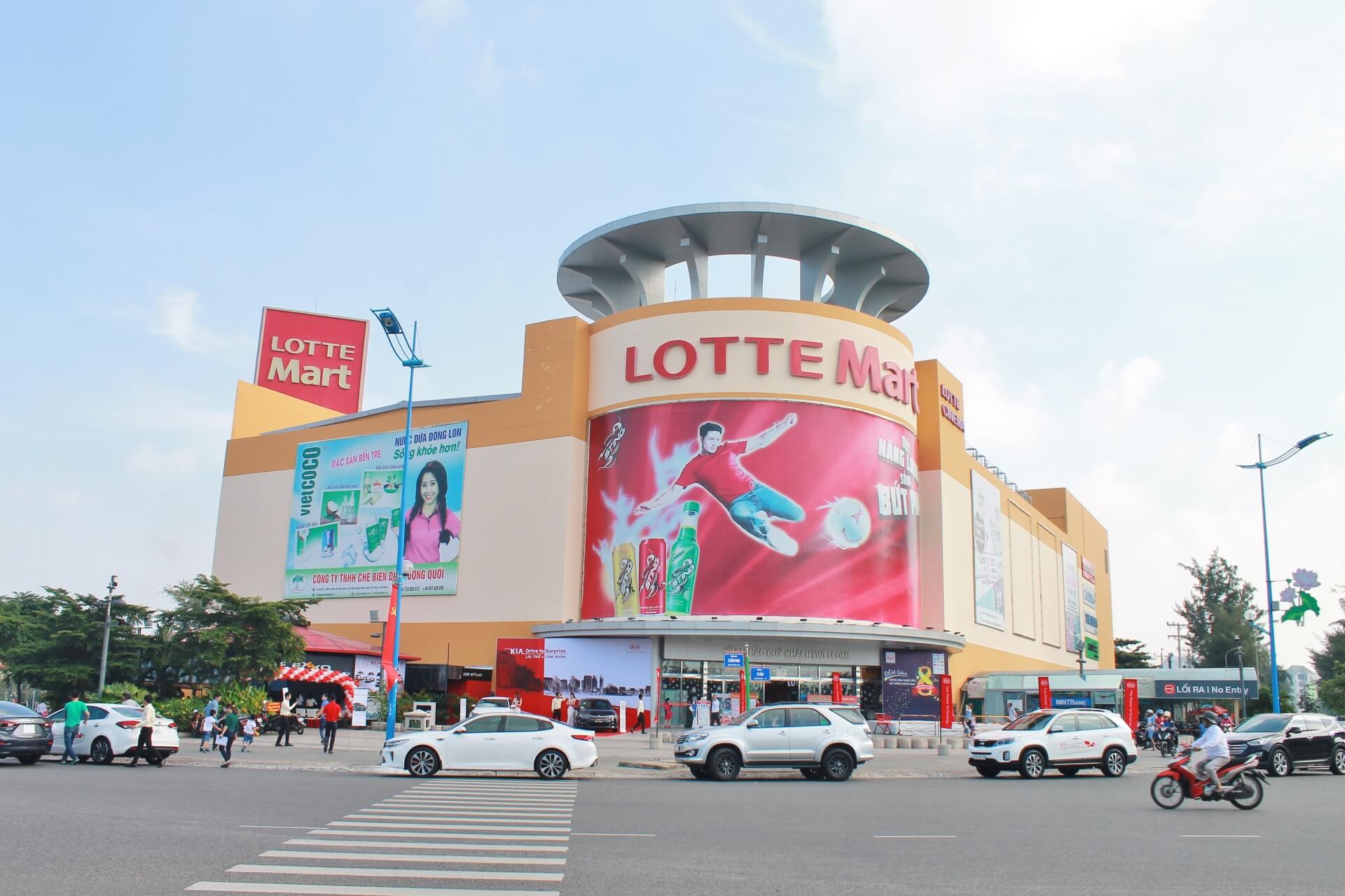 bên ngoài một siêu thị lotte mart