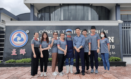 Nhân viên Đậu Tiên đang đứng trước công ty Đậu Tiên