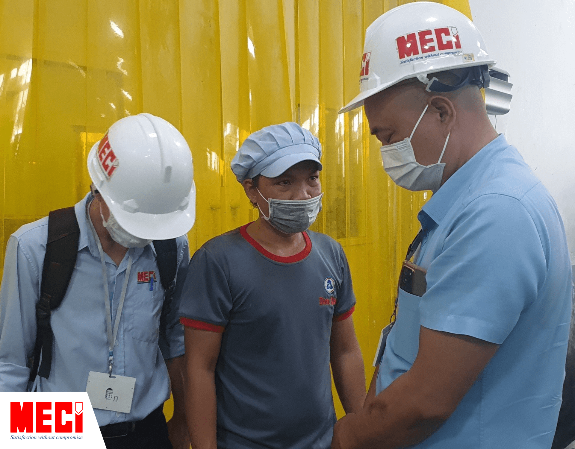 Nhân viên MECI và Nhân viên Đậu Tiên đang nói chuyện 