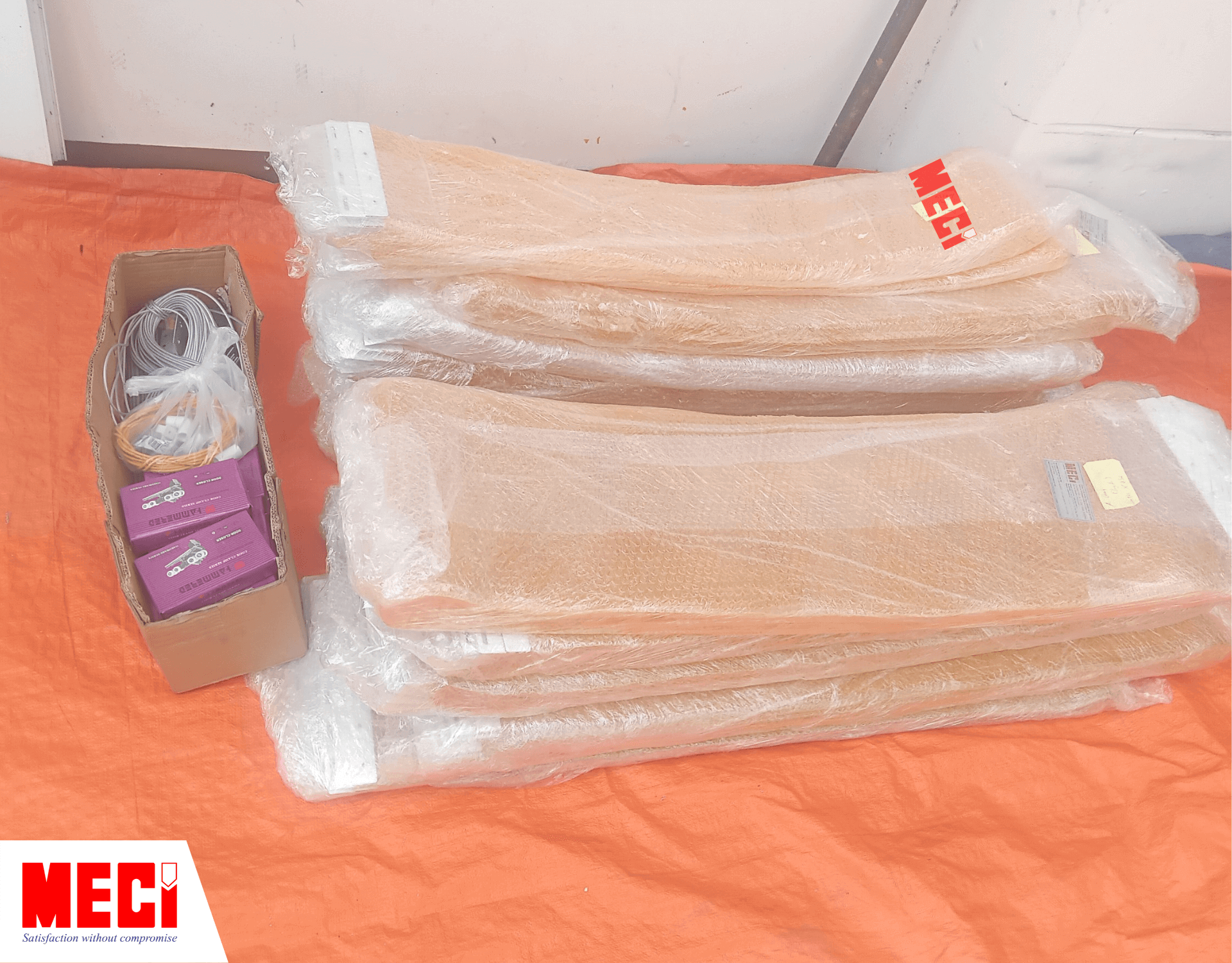 Những bộ rèm nhựa PVC được xếp ngay ngắn 