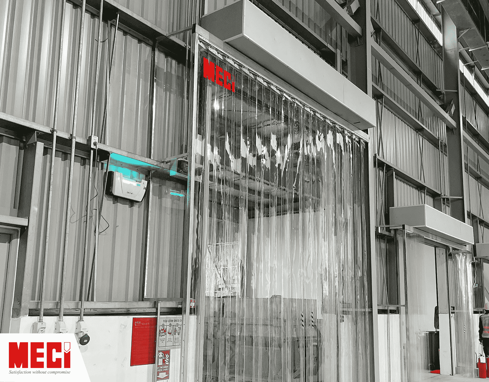 Mặt nghiêng của rèm nhựa PVC lắp tại cửa ra vào kho lưu trữ hàng