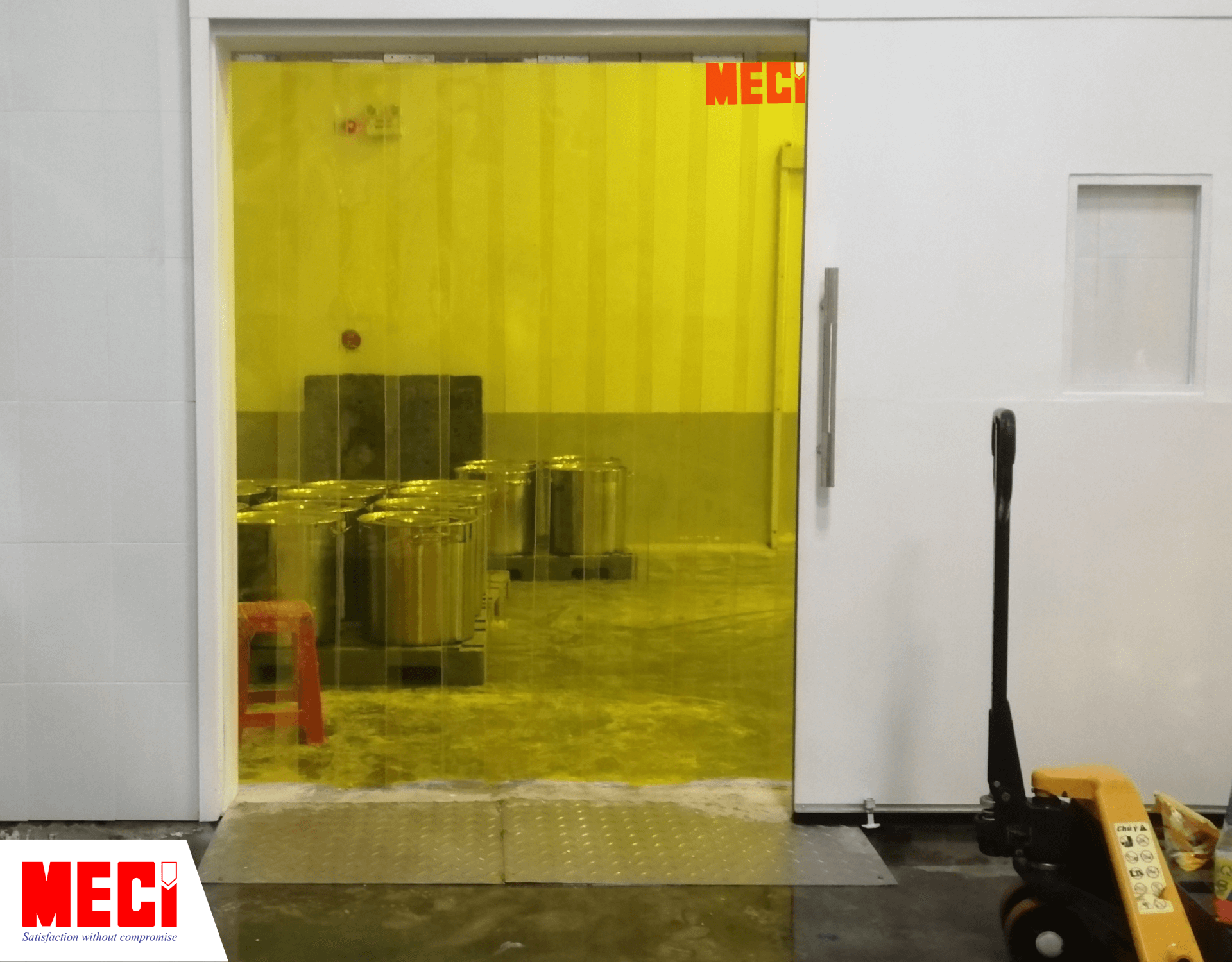 Rèm nhựa PVC màu vàng lắp tại khu vực lưu trữ hàng hóa