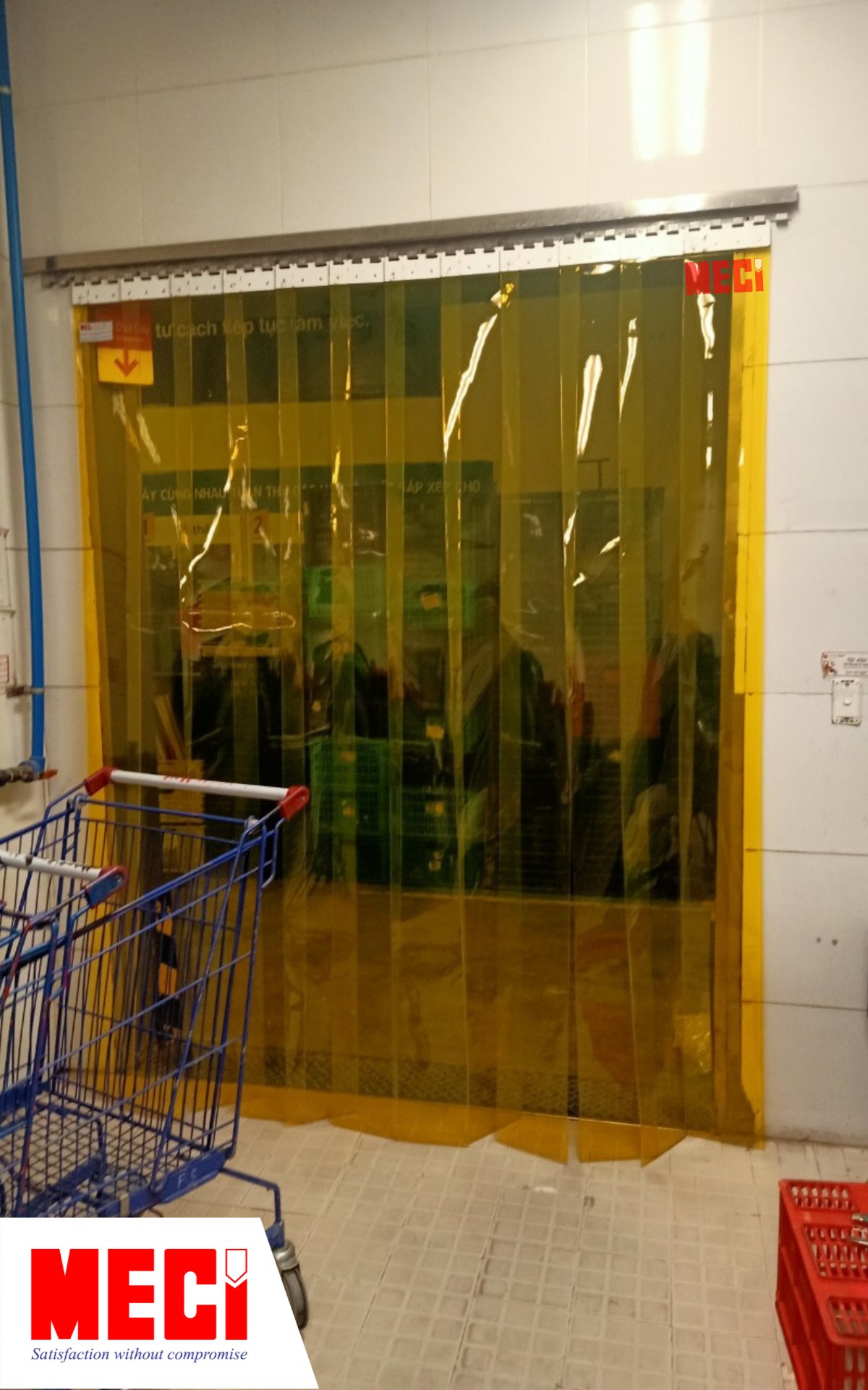 một cái rèm nhựa PVC tại siêu thị lotte mart, màu vàng được lắp ở lối ra vào kho lưu trữ của siêu thị