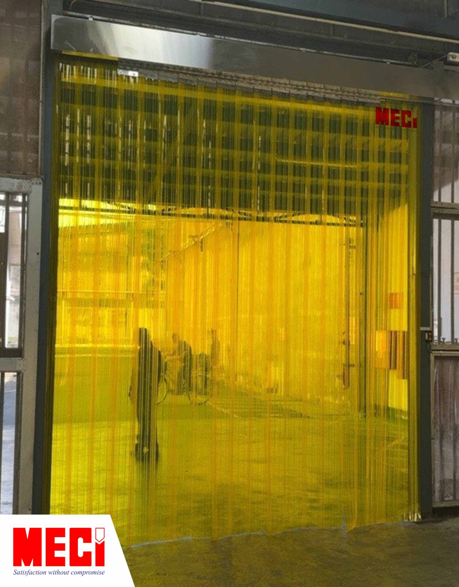 rèm nhựa PVC tại nhà máy VEDAN, rèm màu vàng và có sóng gân, lắp lối đi tiếp giáp khu vực ngoài trời có mái che