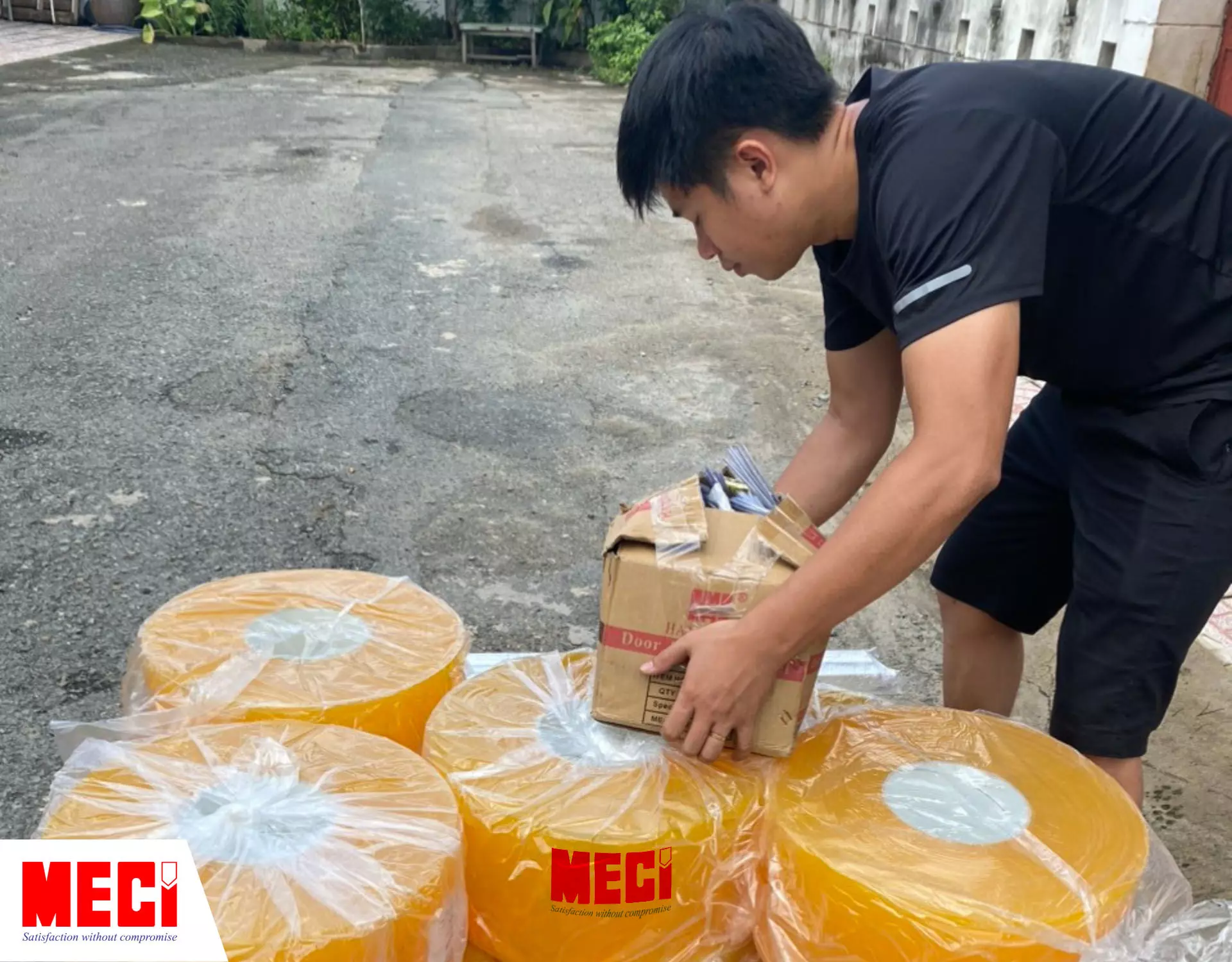 Một người nhận các cuộn nhựa màu vàng