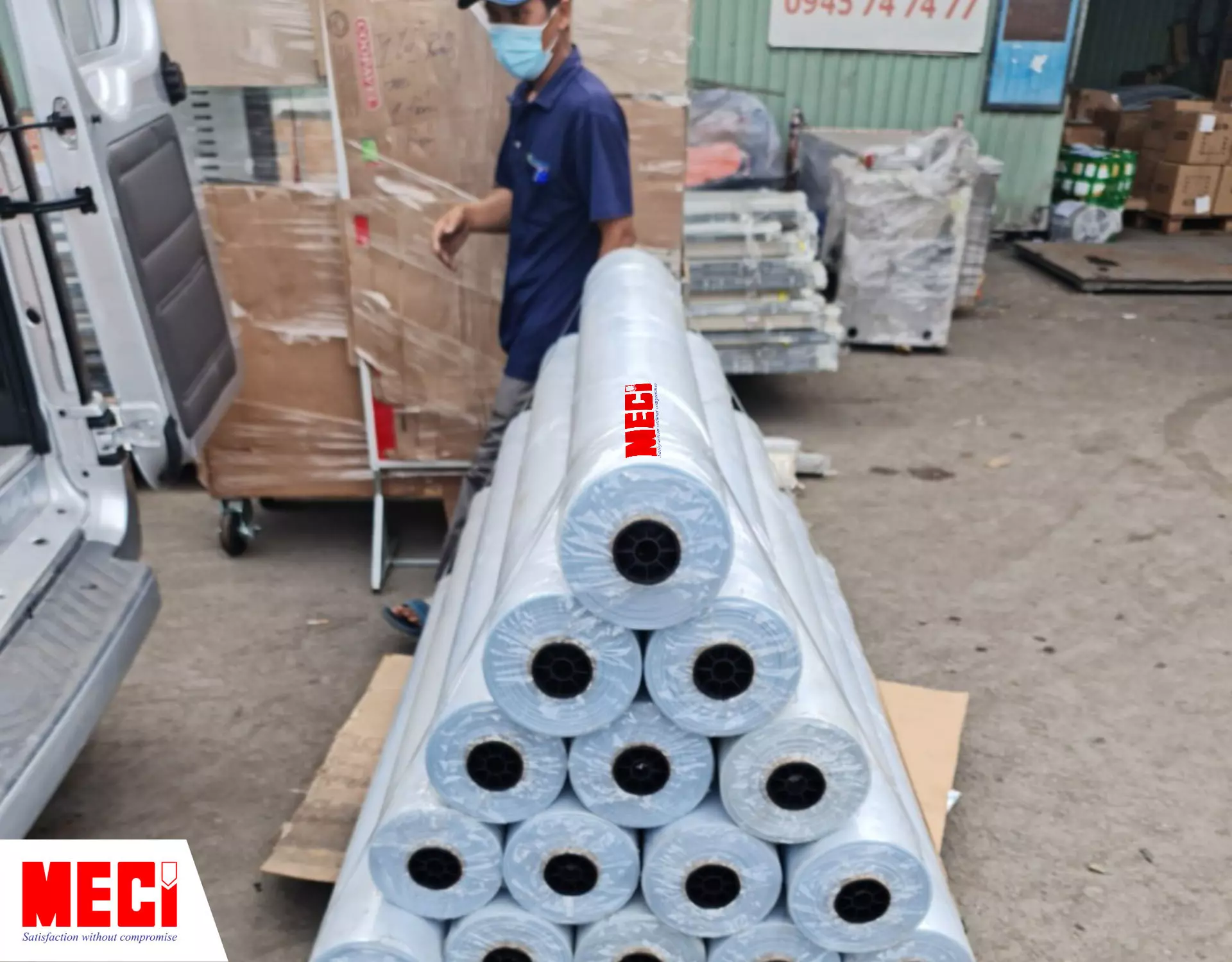 MECI tiến hành giao hàng cuộn nhựa PVC tại Tân Bình.