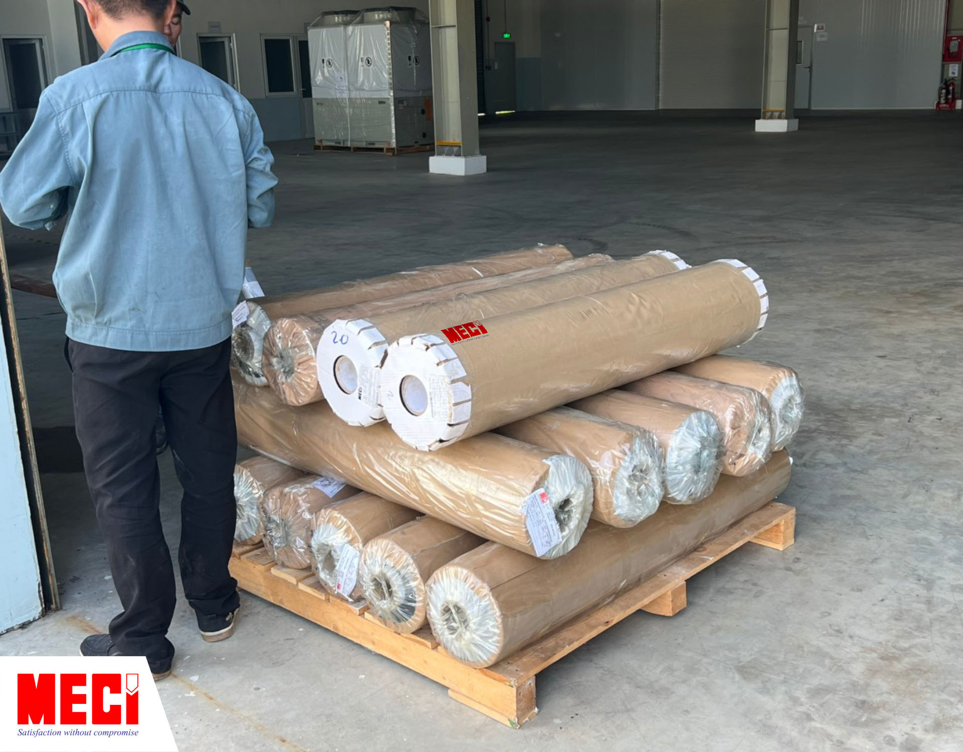 Cuộn nhựa PVC khổ lớn tại nhà máy khách hàng Gò Vấp