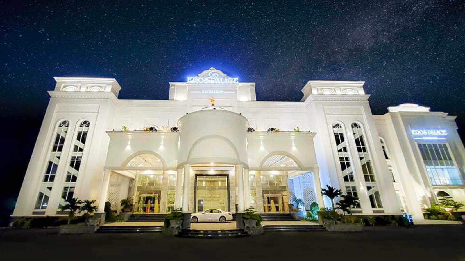 toàn cảnh phía trước nhà hàng tiệc cưới Eros Palace Luxury về đêm