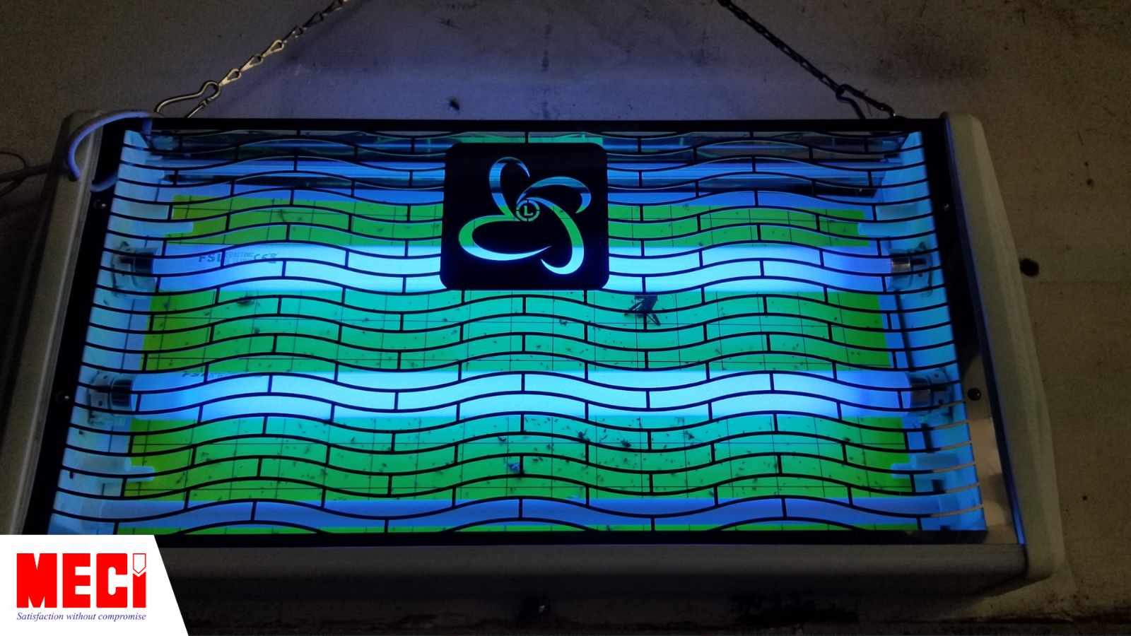 cận cảnh một cái đèn côn trùng keo dán, trên bề mặt miếng keo có nhiều côn trùng