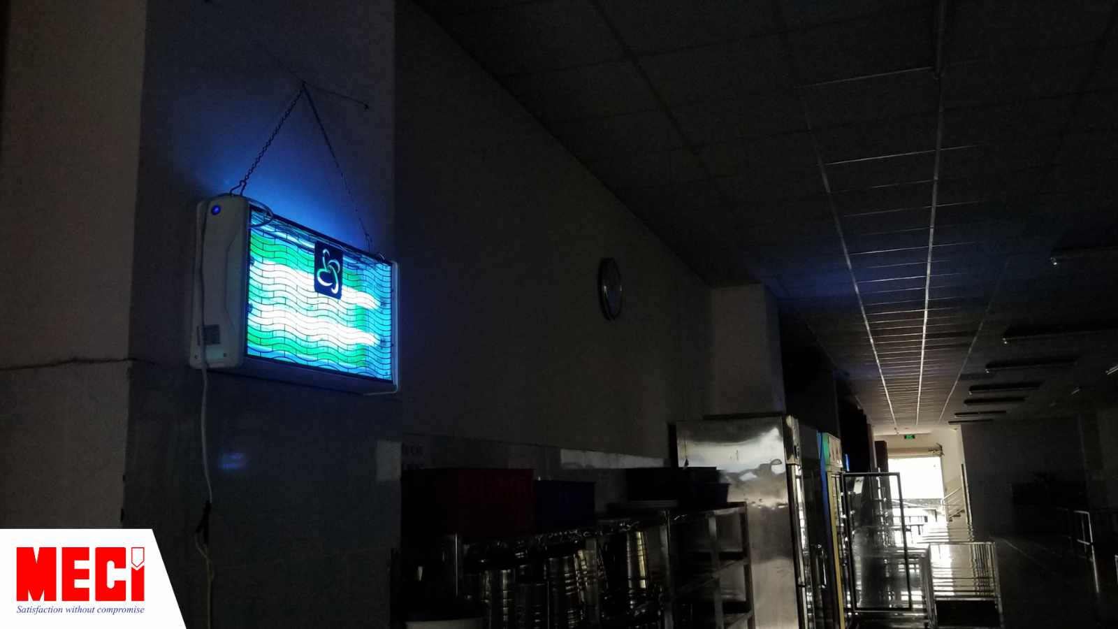 đèn diệt côn trùng ở hành lang xung quanh có nhiều bàn ghế, khay đựng, kệ,... được xếp gọn