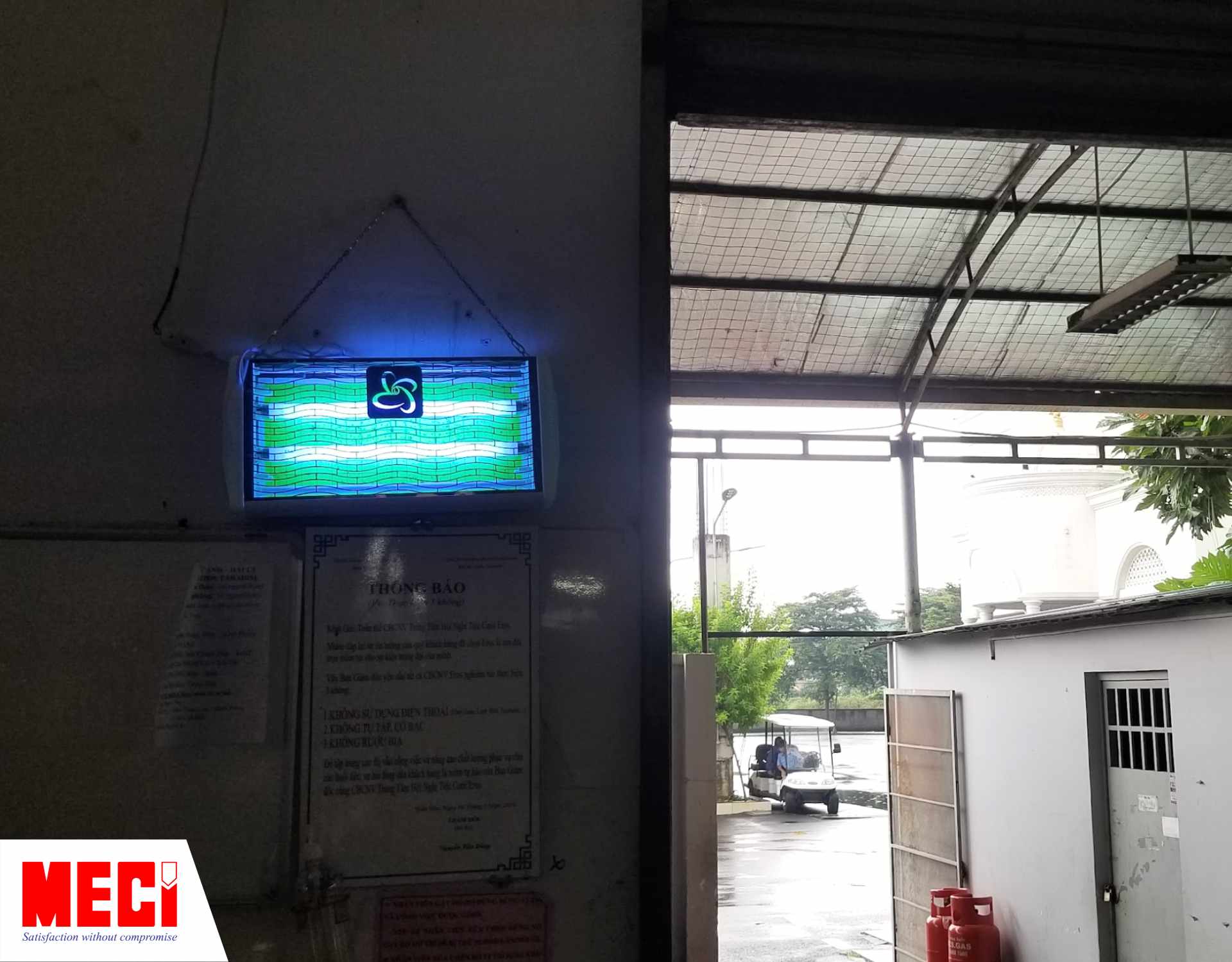 một chiếc đèn diệt côn trùng keo dán được treo bên cạnh lối ra vào lớn