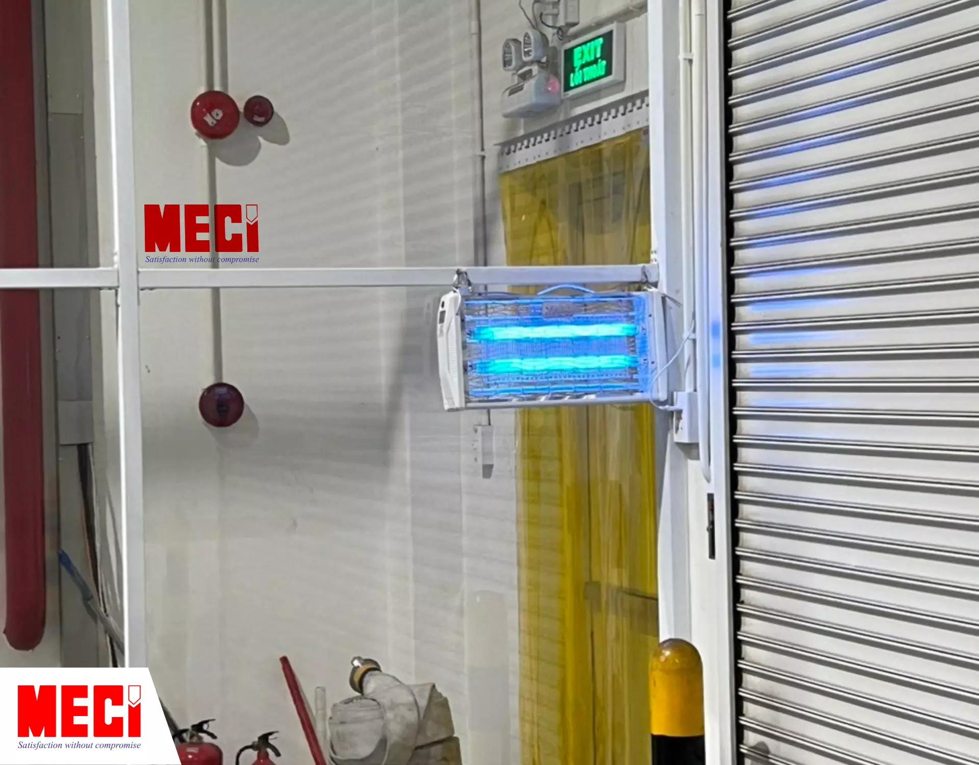 Đèn diệt côn trùng đang bật