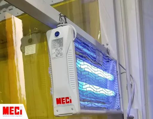 Đèn diệt côn trùng treo sau cửa ra vào