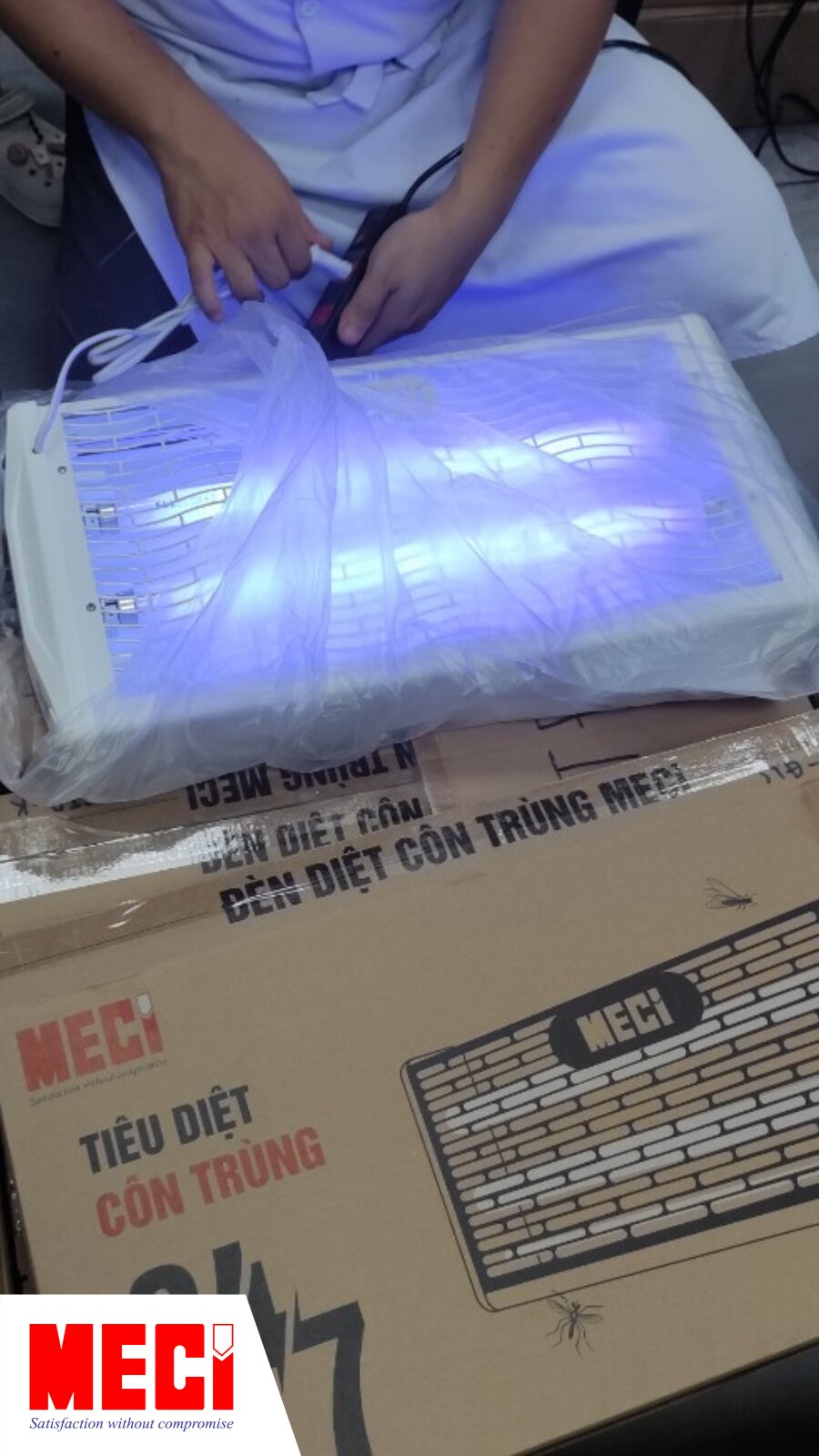 nhân viên Sugar Town Restaurant kiểm tra đèn diệt côn trùng MECI