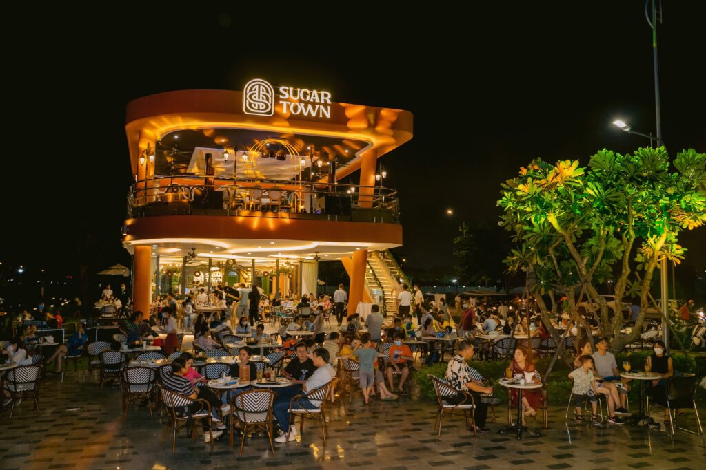 Có rất nhiều người đến Sugar Town Restaurant ăn tối