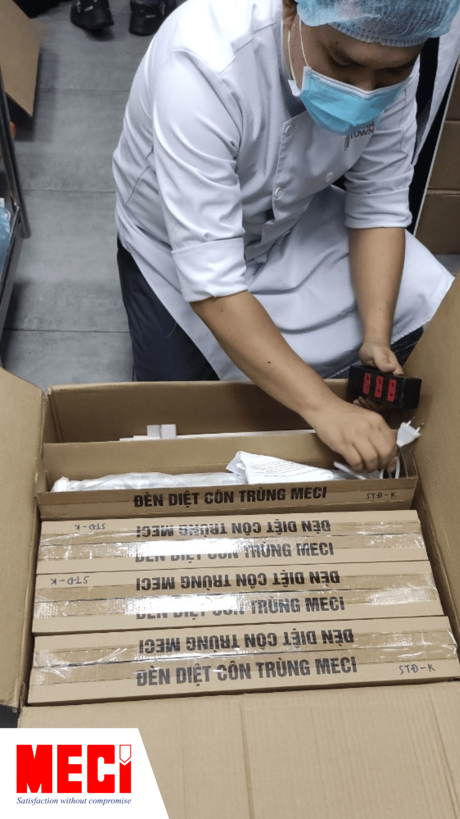 nhân viên  Sugar Town Restaurant kiểm tra đèn diệt côn trùng MECI