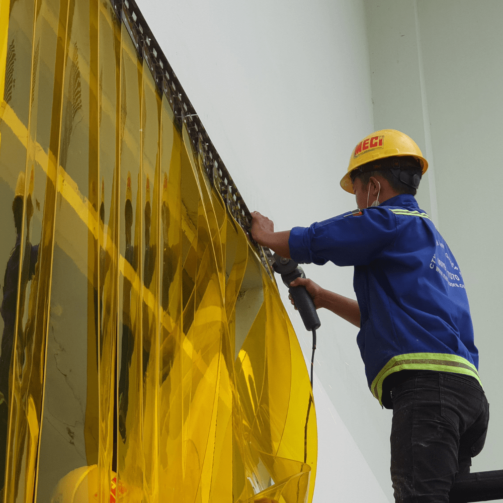 Anh kỹ thuật bắn vít vào rèm nhựa