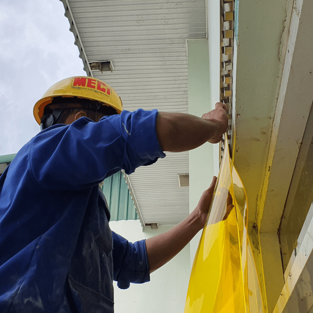 Anh kỹ thuật đang treo sợi nhựa