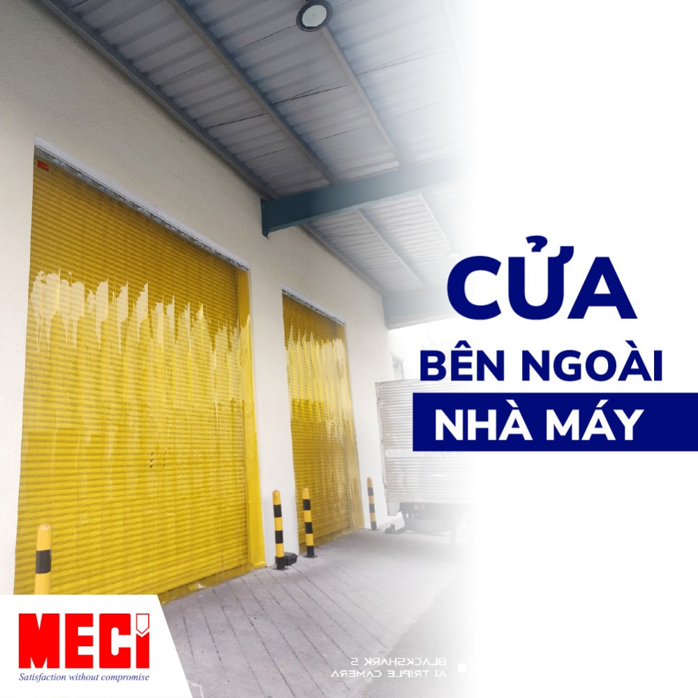 Rèm nhựa màu vàng treo trước cửa chính