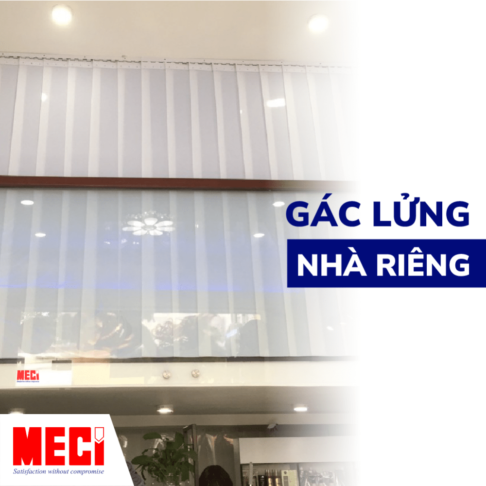 Rèm nhựa màu trắng đục treo bên trong nhà tại vị trí gác lửng
