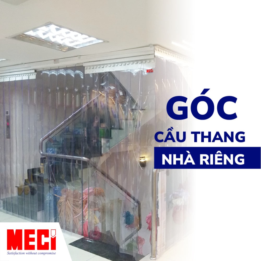 Một người kéo rèm nhựa tấm lớn trắng trong kèm bạt nhựa màu xanh