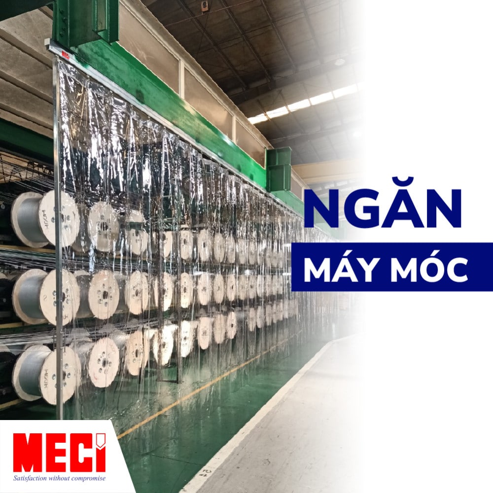 Rèm nhựa màu trắng trong treo bên trong nhà tại vị trí cầu thang