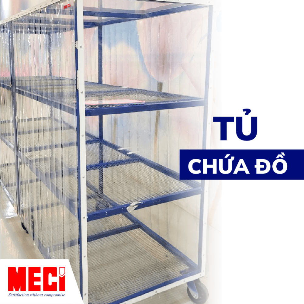 Một nhà máy đang hoạt động chia khu vực làm hai bởi rèm nhựa trắng tron