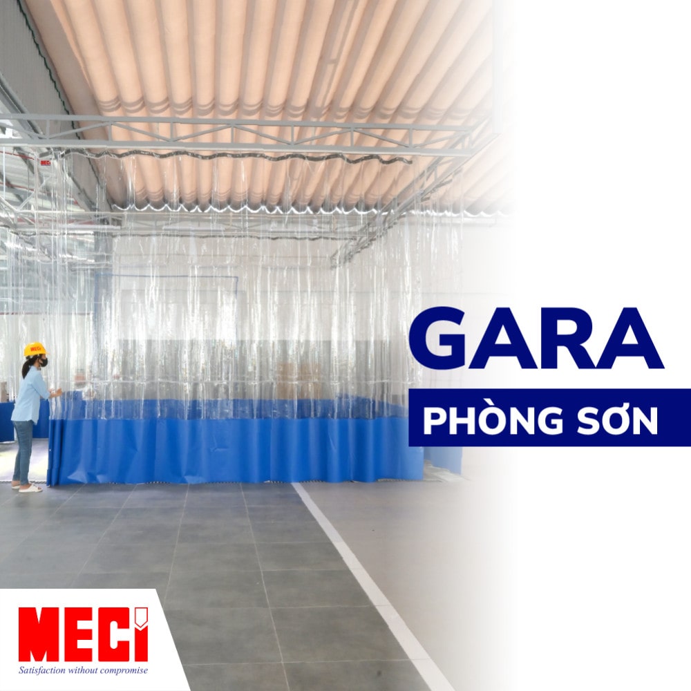 Một người kéo rèm nhựa tấm lớn trắng trong kèm bạt nhựa màu xanh