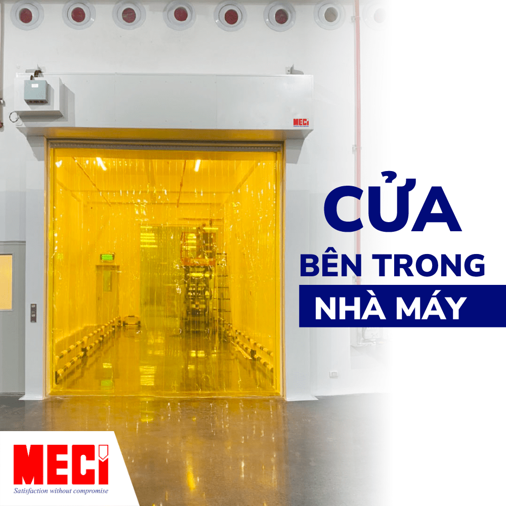 Rèm nhựa màu vàng ở cửa băng truyền kèm text