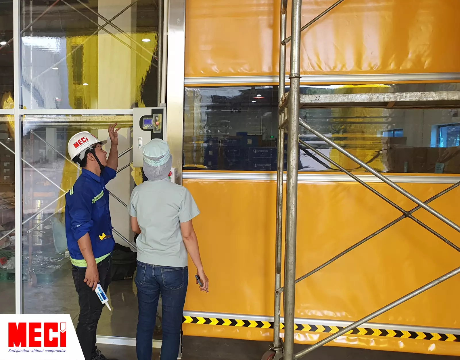 Nhân viên MECI đang hướng dẫn nhân viên FC Việt Nam sử dụng sản phẩm