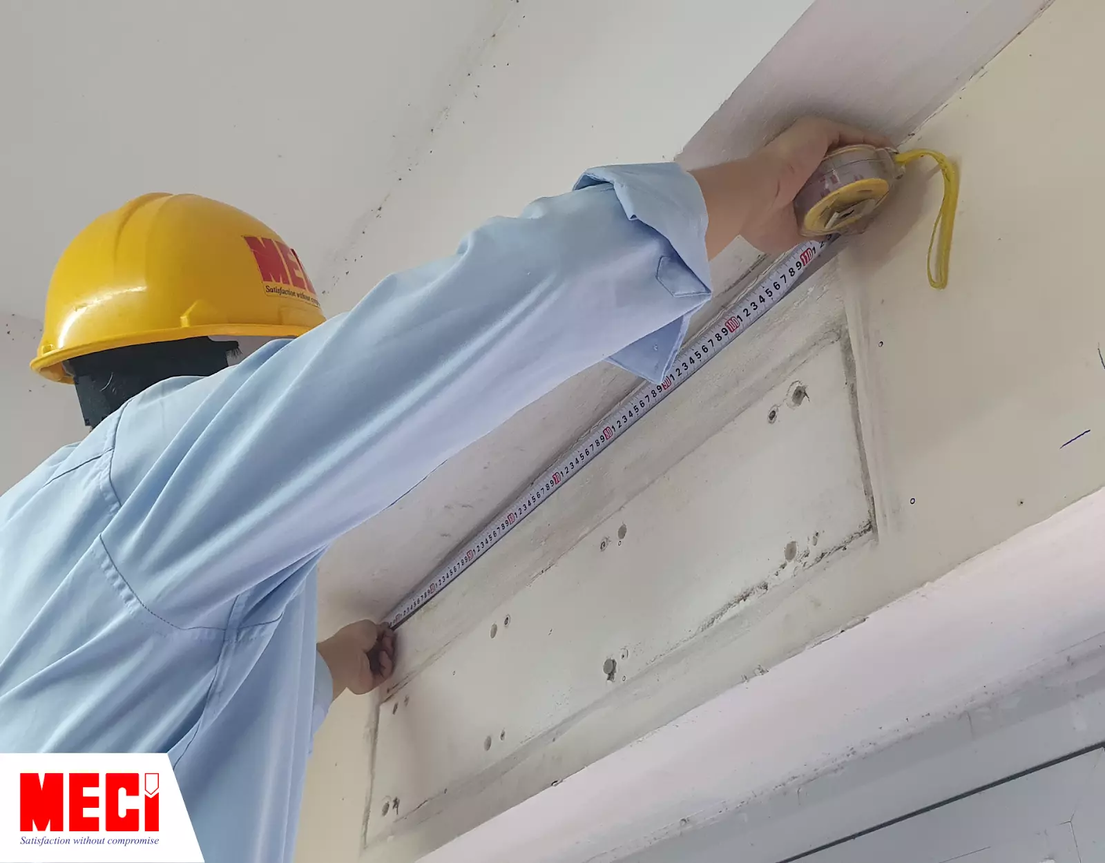 Kỹ thuật MECI đang đo đạc lại vị trí lắp đặt quạt