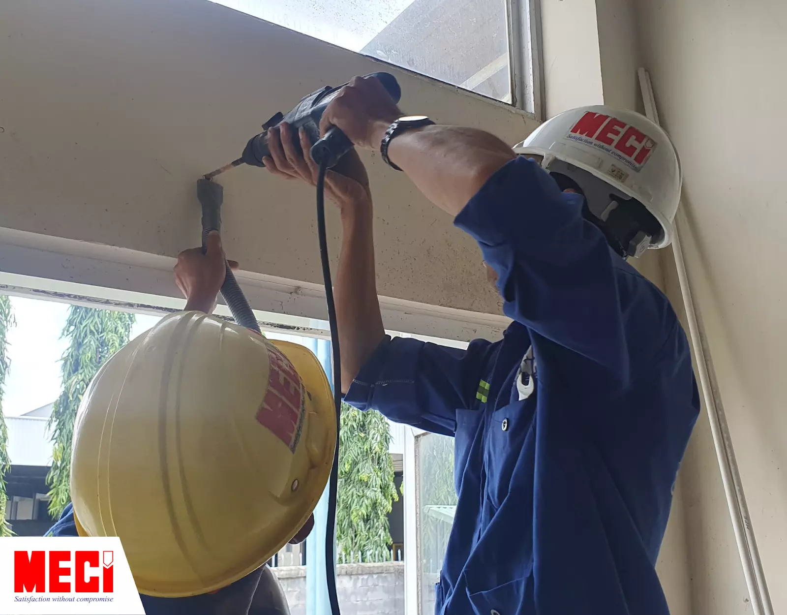 Kỹ thuật MECI sử dụng máy hút bụi trong quá trình khoan tường lắp quạt