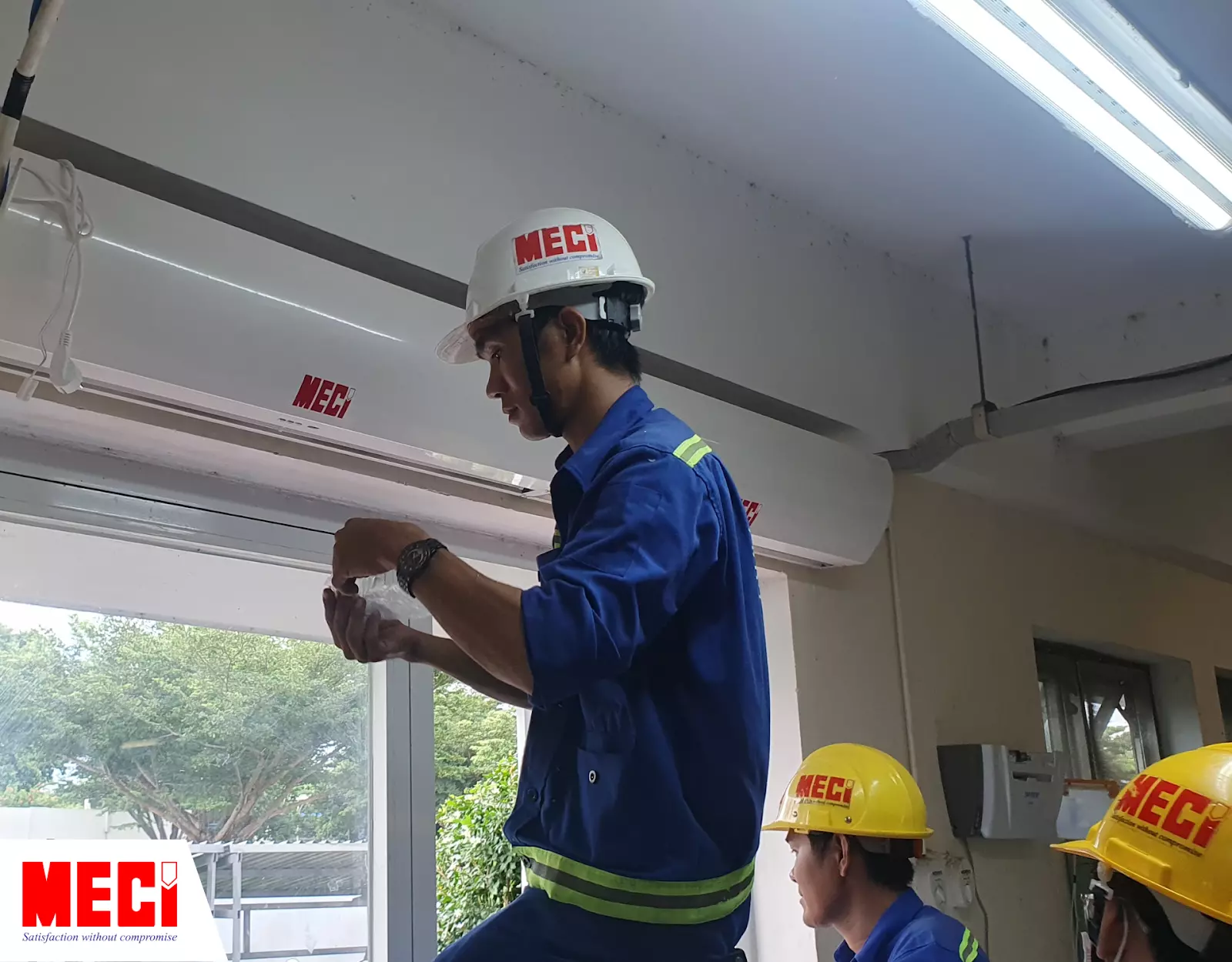 Kỹ thuật MECI đang lắp quạt chắn gió
