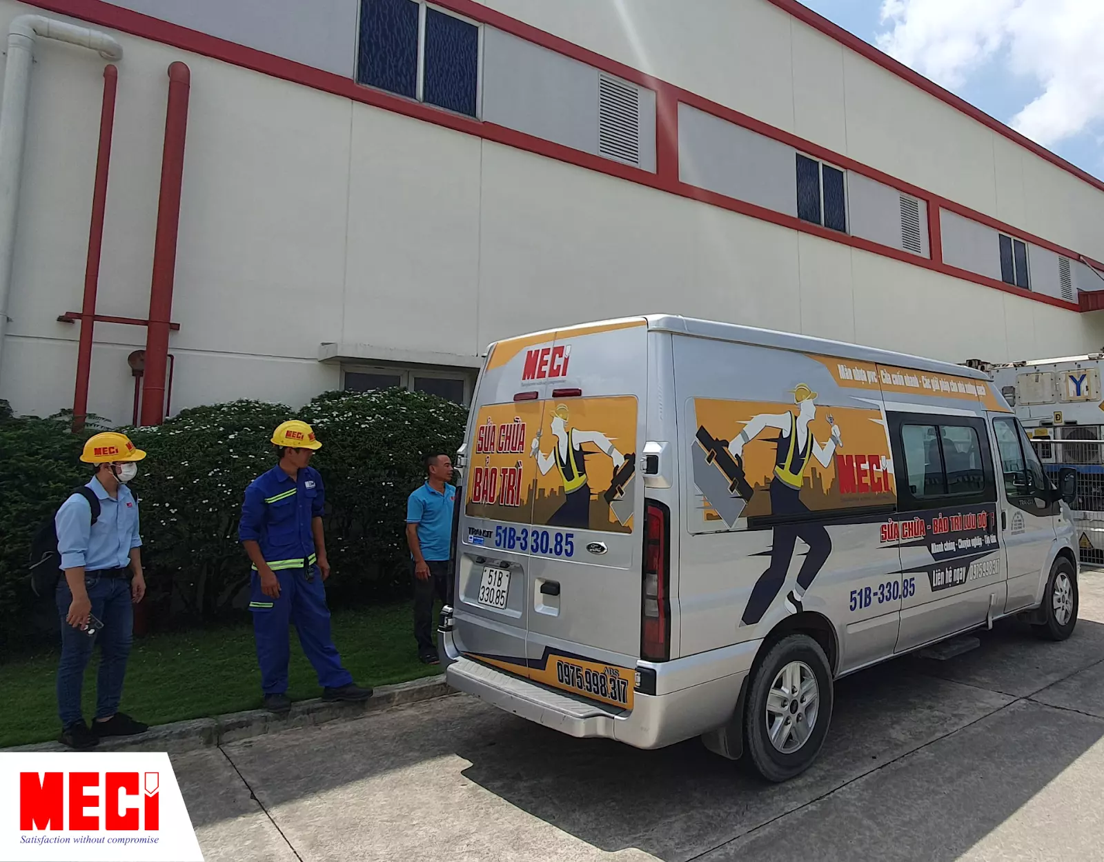 Nhân viên MECI và xe đang đứng tại khu vực nhà máy Rebisco
