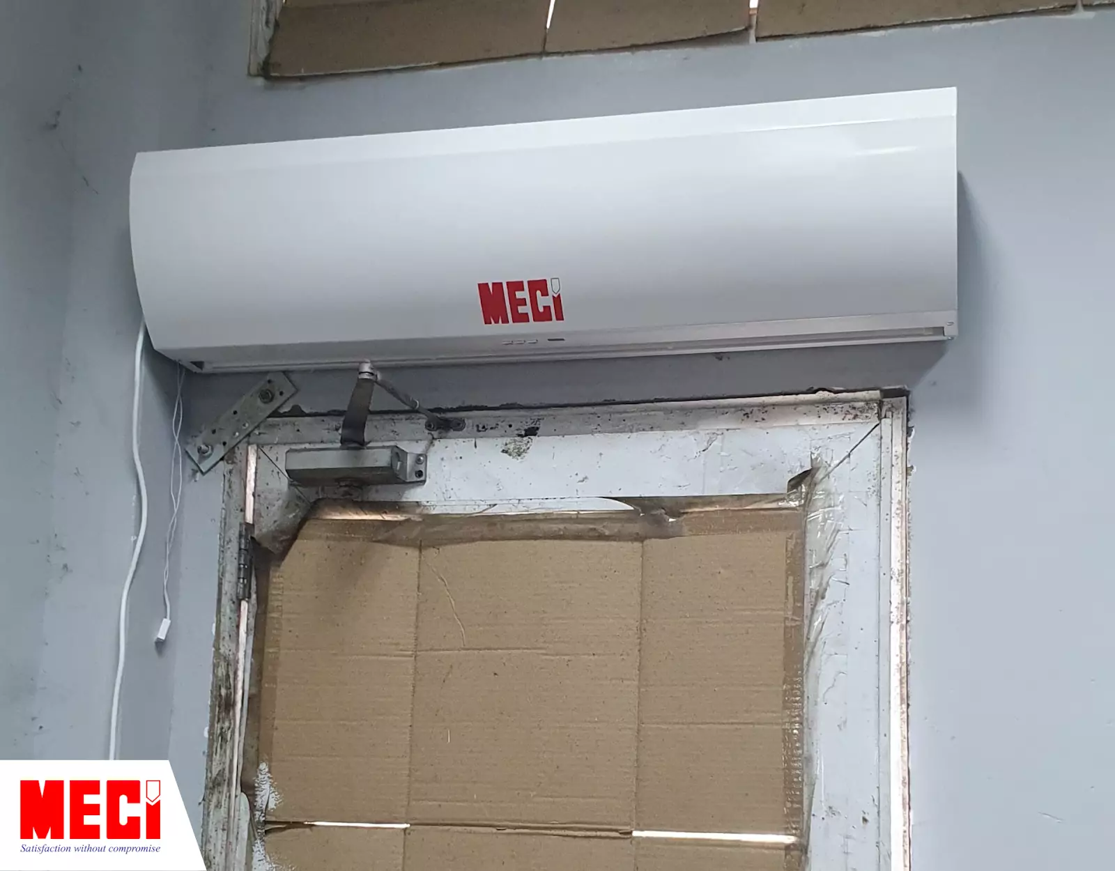 Quạt cắt gió nhỏ lắp tại cửa sau khu vực máy móc