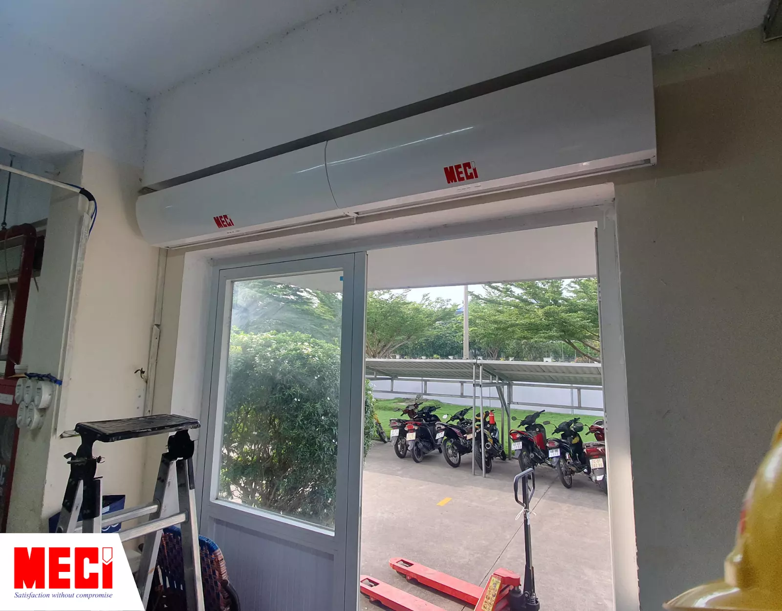 Hai quạt cắt gió lắp tại vị trí cửa ra vào căn tin