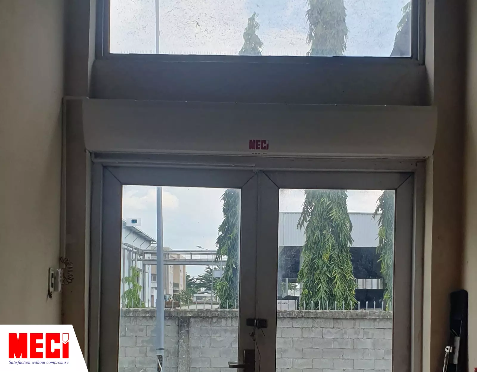 Quạt cắt gió lắp đặt tại cửa vào phòng giặt