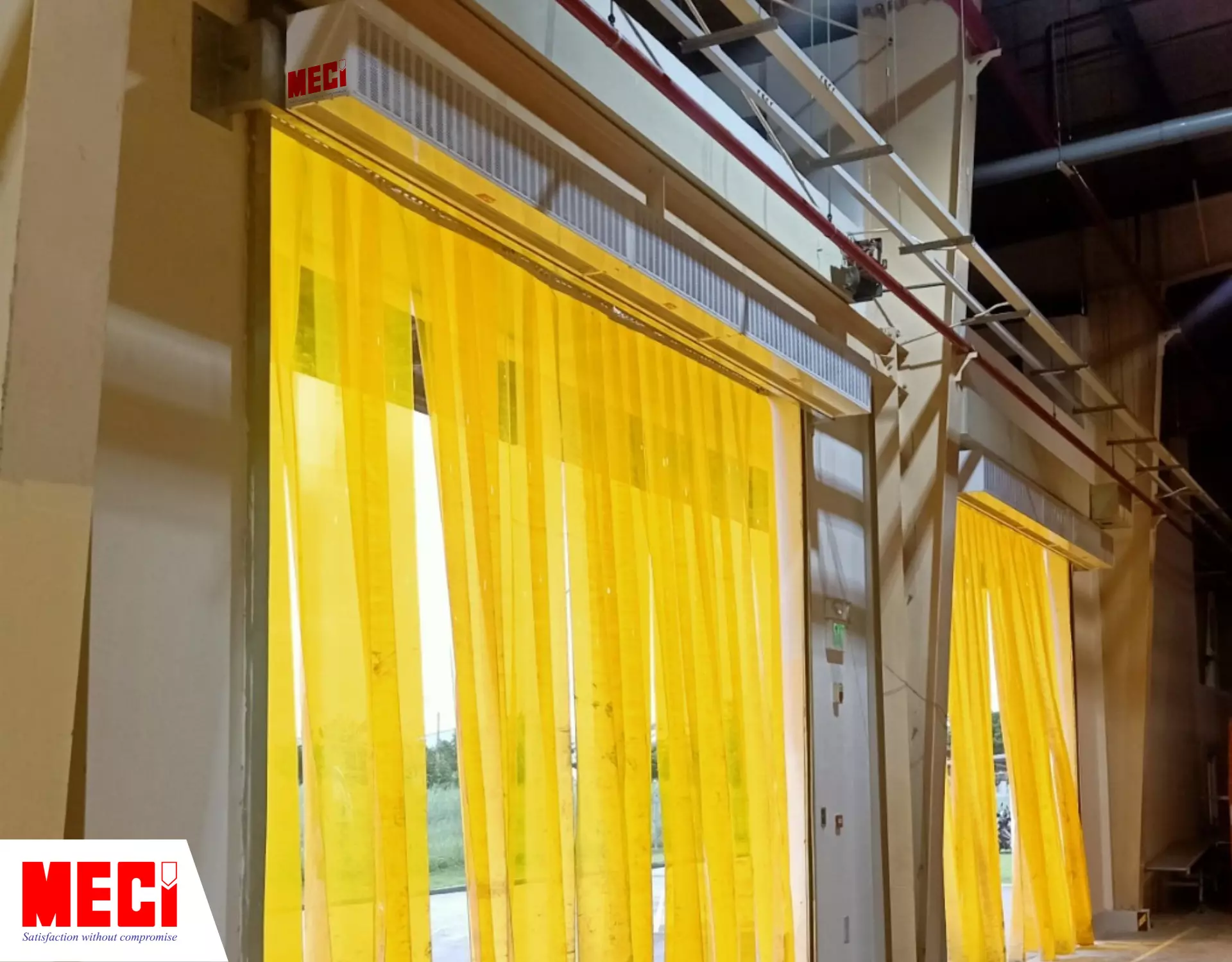 Quạt cắt gió cỡ lớn lắp trên rèm nhựa PVC màu vàng