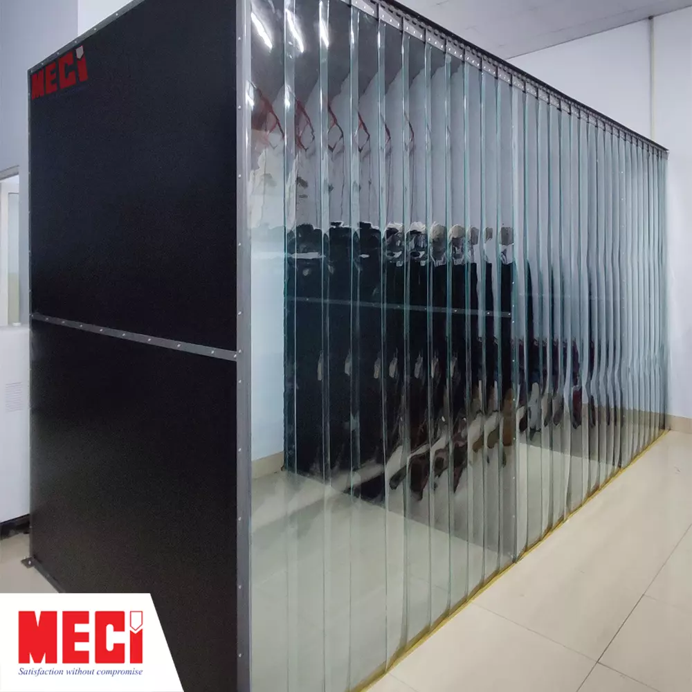 Rèm nhựa màu xanh trong láp trong buồng làm việc