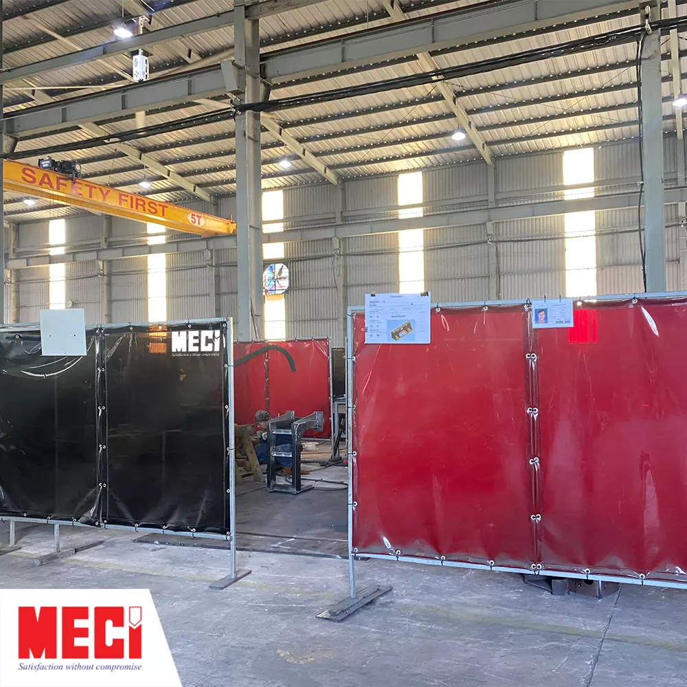 Các vách nhựa đỏ, đen dựng trong nhà máy